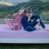 Bajera para niños con superficie impermeable para niños posando