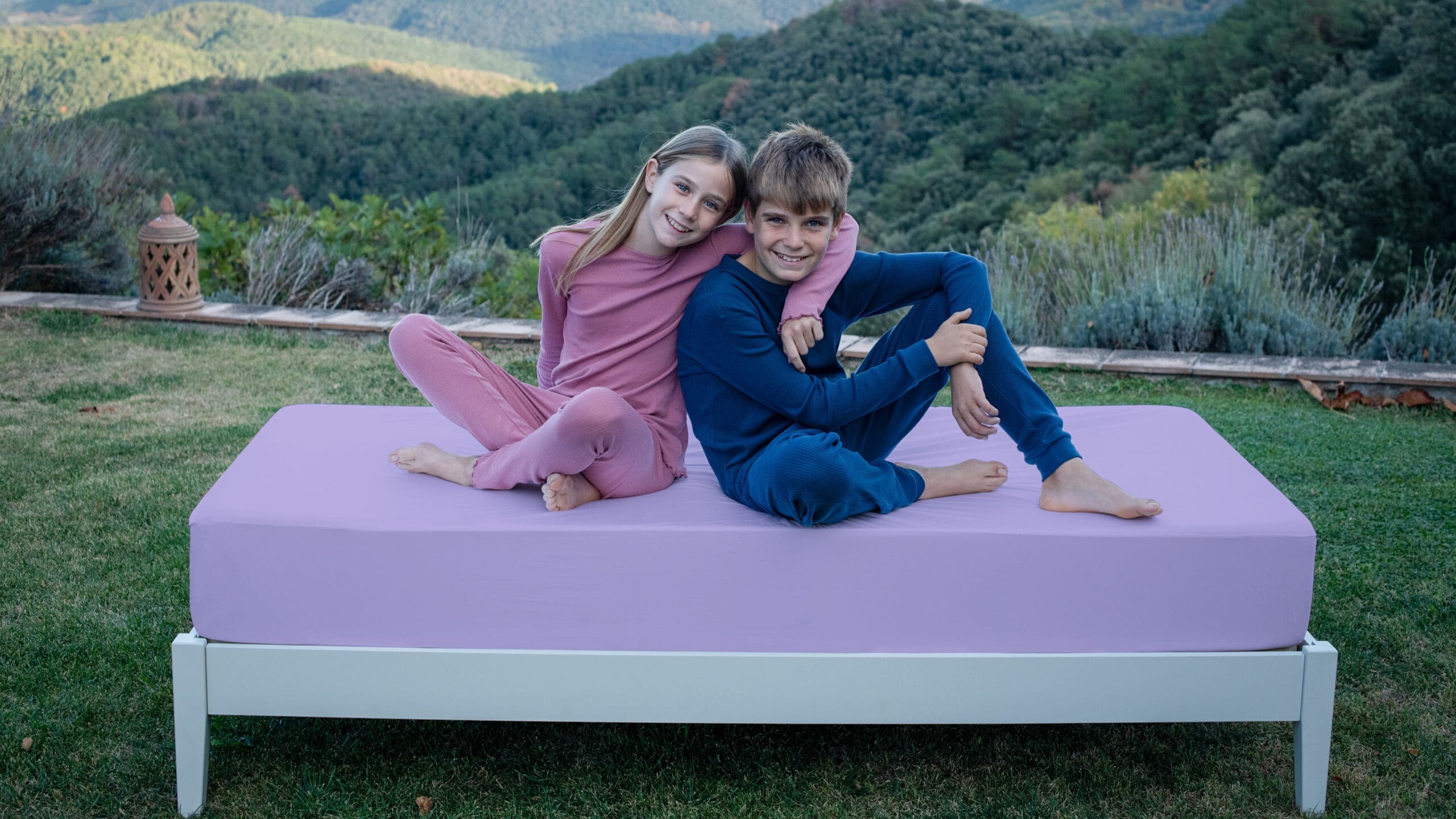 Bajera para niños con superficie impermeable para niños posando