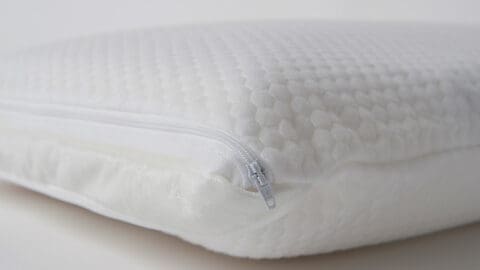 COSMETIC waterproof quilted pillow protector detail