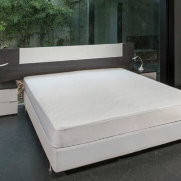 Protector de colchón acolchado impermeable COSMETIC cama en una habitación