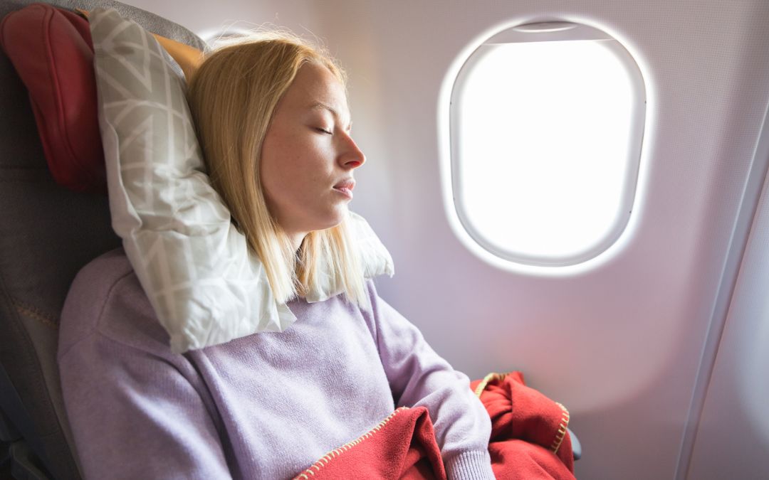 Por qué siempre debe evitar las almohadas y mantas proporcionadas en los aviones